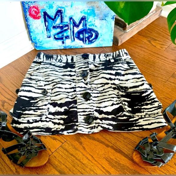A/X (Armani EXCHANGE) Size 4 Zebra Animal print Black & White Cargo Mini - Picture 8 of 8